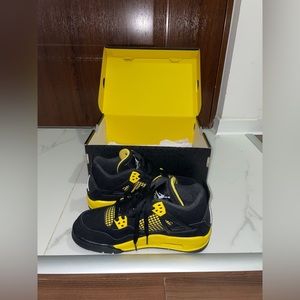 A thunder yellow Jordan 4s never worn they’re brand new.size 39 EU and 6.5 Young